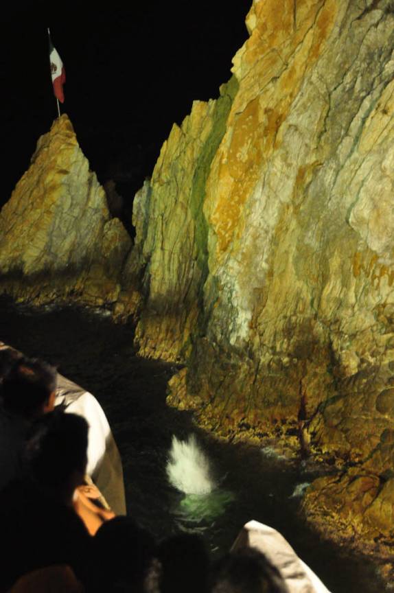 A violenta entrada na água após o salto de 25 metros em La Quebrada, em Acapulco, no México